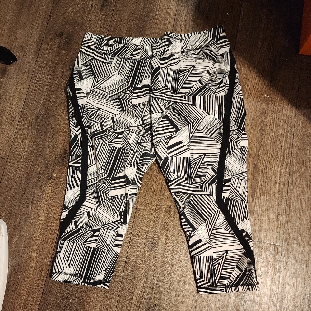 Livi Active White Black  Graphic Logo Capri Leggings 18/20